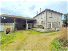 Maison de 142 m² et dépendances sur 483 m² de terrain.