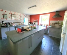 Jolie maison de 142 m² (120m² loi Carrez), couverture de la toiture neuve, avec terrasse couverte, ateliers et grange (couverture neuve) de 101 m² sur un terrain arboré et sans vis-à-vis de 2111 m².
