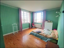 Maison de 142 m² et dépendances sur 483 m² de terrain.