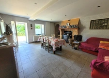Jolie maison de 142 m² (120m² loi Carrez), couverture de la toiture neuve, avec terrasse couverte, ateliers et grange (couverture neuve) de 101 m² sur un terrain arboré et sans vis-à-vis de 2111 m².