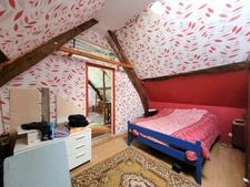 Jolie maison de 142 m² (120m² loi Carrez), couverture de la toiture neuve, avec terrasse couverte, ateliers et grange (couverture neuve) de 101 m² sur un terrain arboré et sans vis-à-vis de 2111 m².