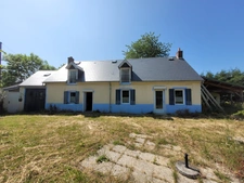 Jolie maison de 142 m² (120m² loi Carrez), couverture de la toiture neuve, avec terrasse couverte, ateliers et grange (couverture neuve) de 101 m² sur un terrain arboré et sans vis-à-vis de 2111 m².