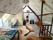 Jolie maison de 142 m² (120m² loi Carrez), couverture de la toiture neuve, avec terrasse couverte, ateliers et grange (couverture neuve) de 101 m² sur un terrain arboré et sans vis-à-vis de 2111 m².