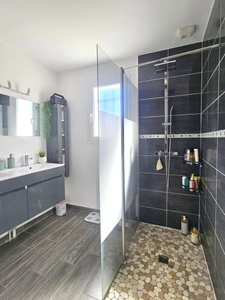 Jolie maison récente et de plain-pied avec AUCUN travaux à prévoir et tout le confort.
