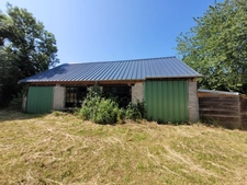 Jolie maison de 142 m² (120m² loi Carrez), couverture de la toiture neuve, avec terrasse couverte, ateliers et grange (couverture neuve) de 101 m² sur un terrain arboré et sans vis-à-vis de 2111 m².