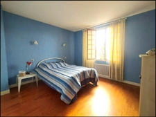 Maison de 142 m² et dépendances sur 483 m² de terrain.
