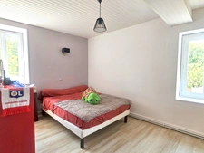 En exclusivité, à moins de 10 minutes de Riom et 20 minutes de Clermont-Ferrand. A 200 mètres de l'école du village et des transports scolaires pour les collèges et lycées.