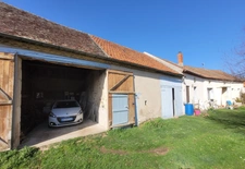 A 10 minutes de Gannnat et 30 minutes de Riom et Vichy.