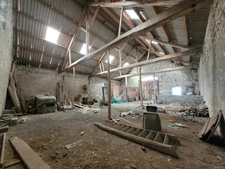 Belle grange de 234 m² sur un terrain bâtissable de 1207 m²