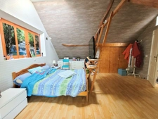 Jolie maison de 142 m² (120m² loi Carrez), couverture de la toiture neuve, avec terrasse couverte, ateliers et grange (couverture neuve) de 101 m² sur un terrain arboré et sans vis-à-vis de 2111 m².