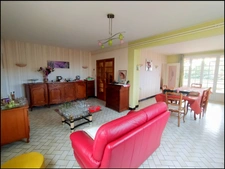 Maison de 142 m² et dépendances sur 483 m² de terrain.