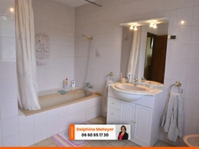Villa de 136m2 avec 3 chambres, un bureau, et sa plage privée pour les amoureux de la nature.