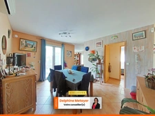 Maison de plain-pied avec piscine et grand terrain arboré