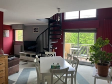 Appartement lumineux en duplex 2 chambres et grande mezzanine dans résidence arborée et sécurisée avec piscine