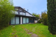 Très bel ensemble immobilier avec jardin et piscine proposant 2 maisons non mitoyennes  et un immeuble de 5 studios avec rentabilité locative