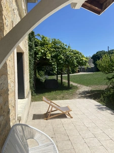 Domaine à taille humaine avec maison pierre joliment rénovée 4 chambres, piscine et nombreuses dépendances sur 4hectares près de Libourne