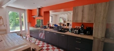 Domaine à taille humaine avec maison pierre joliment rénovée 4 chambres, piscine et nombreuses dépendances sur 4hectares près de Libourne