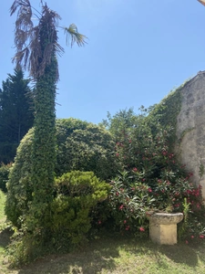 Domaine à taille humaine avec maison pierre joliment rénovée 4 chambres, piscine et nombreuses dépendances sur 4hectares près de Libourne