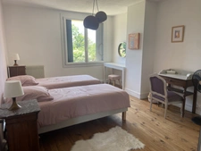 Domaine à taille humaine avec maison pierre joliment rénovée 4 chambres, piscine et nombreuses dépendances sur 4hectares près de Libourne