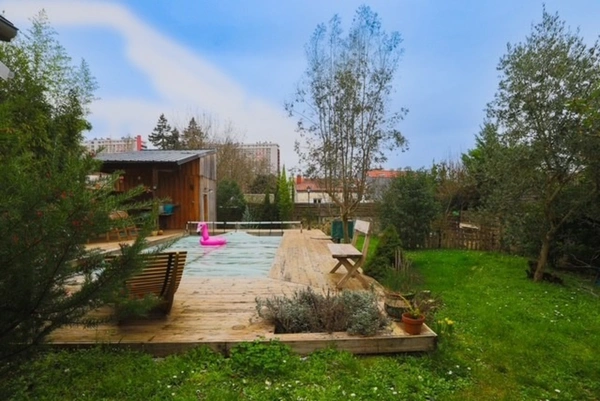 Très bel ensemble immobilier avec jardin et piscine proposant 2 maisons non mitoyennes  et un immeuble de 5 studios avec rentabilité locative