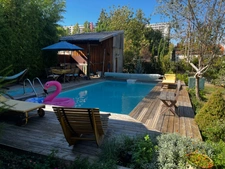 Très bel ensemble immobilier avec jardin et piscine offrant une belle rentabilité locative: 2 maisons non mitoyennes et un immeuble de 5 studios