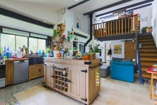 Très bel ensemble immobilier avec jardin et piscine offrant une belle rentabilité locative: 2 maisons non mitoyennes et un immeuble de 5 studios