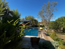 Très bel ensemble immobilier avec jardin et piscine offrant une belle rentabilité locative: 2 maisons non mitoyennes et un immeuble de 5 studios