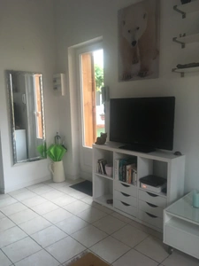 Très bel ensemble immobilier avec jardin et piscine proposant 2 maisons non mitoyennes  et un immeuble de 5 studios avec rentabilité locative