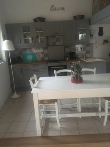 Très bel ensemble immobilier avec jardin et piscine offrant une belle rentabilité locative: 2 maisons non mitoyennes et un immeuble de 5 studios
