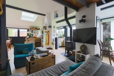 Très bel ensemble immobilier avec jardin et piscine proposant 2 maisons non mitoyennes  et un immeuble de 5 studios avec rentabilité locative