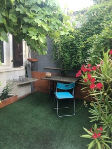 Très bel ensemble immobilier avec jardin et piscine proposant 2 maisons non mitoyennes  et un immeuble de 5 studios avec rentabilité locative