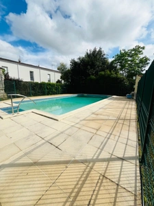 Appartement lumineux en duplex 2 chambres et grande mezzanine dans résidence arborée et sécurisée avec piscine