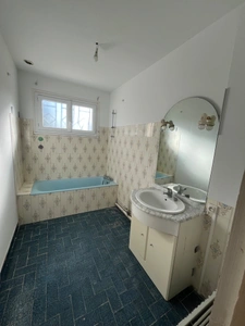 Maison lumineuse et bien entretenue de 3 chambres sur entresol  aménageable à RIBERAC (24)