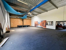 A MARENNES (17), A Vendre en coeur de zone d'activité Bâtiment commercial Mixte 383m², avec bureau-studio à l'étage