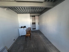 A MARENNES (17), A LOUER en coeur de zone d'activité Bâtiment commercial Mixte 383m², avec bureau-studio à l'étage