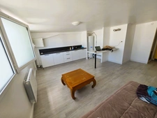 A MARENNES (17), A Vendre en coeur de zone d'activité Bâtiment commercial Mixte 383m², avec bureau-studio à l'étage