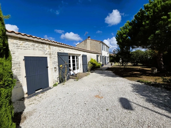 ILE D'OLERON (17), A Vendre Très belle Longère rénovée 194m², édifiée au calme en cœur de village sur terrain 1.047m² 