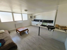 A MARENNES (17), A Vendre en coeur de zone d'activité Bâtiment commercial Mixte 383m², avec bureau-studio à l'étage