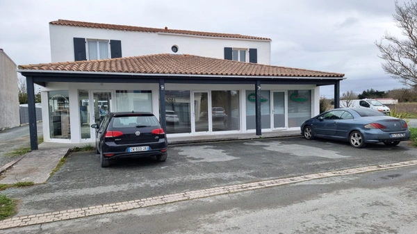 Dpt Charente Maritime (17), A Louer ST-PIERRE D'OLERON idéalement située en cœur de ZAE Local commercial de 48m² 