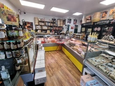 LE CHATEAU D'OLERON (17) A Vendre Fonds commerce Fromages & Salaisons sur 2 emplacements N°1 en cœur de ville 