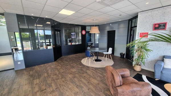 Dpt Charente Maritime (17), à vendre SAINT PIERRE D'OLERON Local commercial - Plain pied terrain 680m²