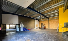 A MARENNES (17), A Vendre en coeur de zone d'activité Bâtiment commercial Mixte 383m², avec bureau-studio à l'étage