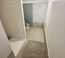 A MARENNES (17), A LOUER en coeur de zone d'activité Bâtiment commercial Mixte 383m², avec bureau-studio à l'étage