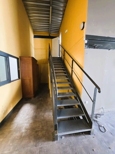 A MARENNES (17), A LOUER en coeur de zone d'activité Bâtiment commercial Mixte 383m², avec bureau-studio à l'étage