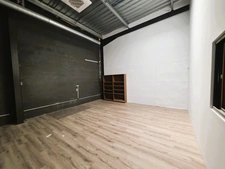 A MARENNES (17), A Vendre en coeur de zone d'activité Bâtiment commercial Mixte 383m², avec bureau-studio à l'étage