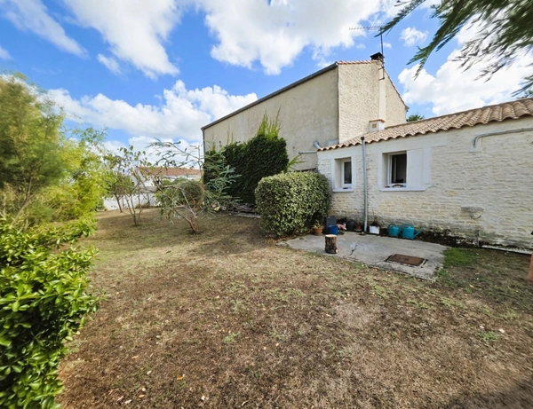 ILE D'OLERON (17), A Vendre Très belle Longère rénovée 194m², édifiée au calme en cœur de village sur terrain 1.047m² 