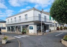ST PIERRE D'OLERON (17) emplacement N°1 rue commerçante FdC boutique mixte & Murs 513m² + maison fonction cour  