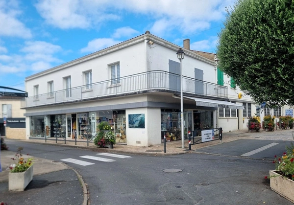 ST PIERRE D'OLERON (17) emplacement N°1 rue commerçante FdC boutique mixte & Murs 513m² + maison fonction cour  