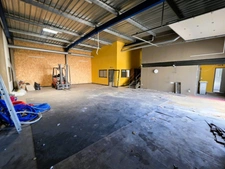 A MARENNES (17), A LOUER en coeur de zone d'activité Bâtiment commercial Mixte 383m², avec bureau-studio à l'étage