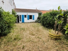 DOLUS D'OLÉRON (17) emplac n°1 en coeur de ville, A Louer Local/Bureau de 73m² donc 45m² de surface commerciale